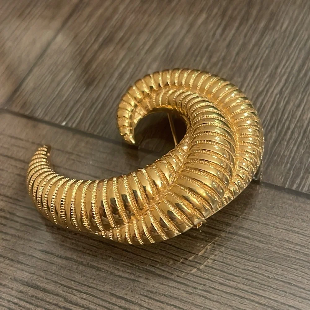 Vintage Monet Gold-tone Ribbed Swirl Brooch - Pin